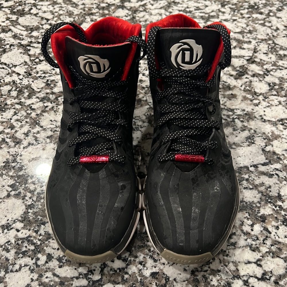 Derrick Rose(Chicago’s Finest) size 10, hardly worn.